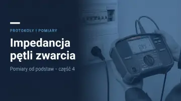 Pomiar impedancji pętli zwarcia za pomocą miernika. W tle widać rozdzielnicę elektryczną.