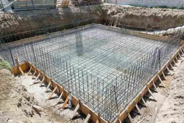 Siatka zbrojeniowa na płycie fundamentowej 100m2. Widać ile stali na fundament 100m2, gotowe do zalania betonem.