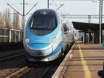 Nowy, niebiesko-biały pociąg Pendolino na stacji. Chcesz wiedzieć, jak dojechać pociągiem do Mielna? Ten skład może być częścią Twojej podróży.