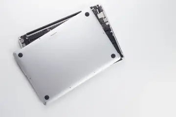 Rozkręcony MacBook Pro, widoczne wnętrze z płytą główną. Może być pomocne przy próbie reset SMC.