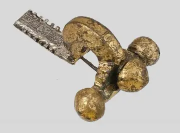 Złota fibula rzymska z ozdobnym, srebrnym języczkiem. Wyjątkowy artefakt z epoki.