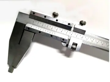 Un calibro di precisione con scala in millimetri e frazioni di millimetro, ideale per misurazioni di alta accuratezza, come un calibro cinquantesimale.