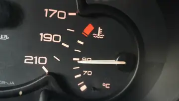 Wskaźnik pokazuje, że temperatura oleju w silniku jest bliska 90°C. Czerwona kontrolka ostrzega przed przegrzaniem.