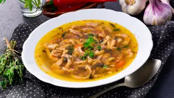 Aromaticzna zupa flaki z dodatkiem ziół i przypraw. Idealna na chłodne dni, z pewnością doda smaku każdemu posiłkowi.