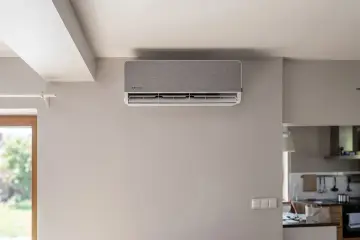 Klimatyzator ścienny w nowoczesnym wnętrzu.