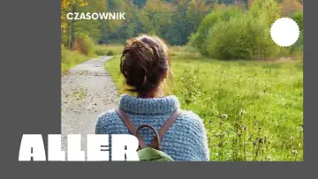Osoby po francusku, spacerujące jesienną alejką wśród kolorowych drzew.