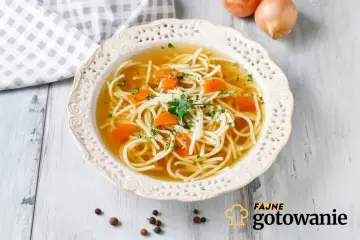 Aromaticzny rosół z makaronem i marchewką, gotowany na wolnym ogniu, by wydobyć pełnię smaku. Czy rosół gotuje się pod przykryciem? Tak, aby był klarowny i aromatyczny.