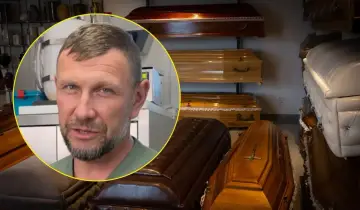 Mężczyzna w zakładzie pogrzebowym zastanawia się, czy da się łączyć pracę w zakładzie pogrzebowym z kursem Siemens Automatyka.