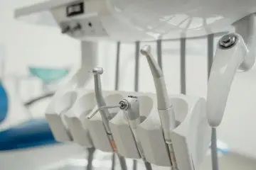 Narzędzia stomatologiczne w gabinecie. Zastanawiasz się nad karierą? Sprawdź, jakie są technik dentystyczny zarobki.