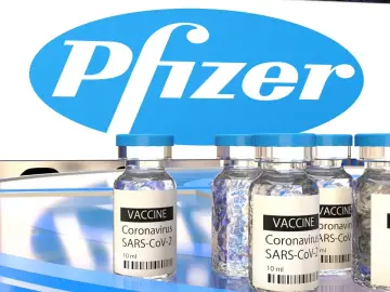 Szczepionki Pfizer na COVID-19 w ampułkach, gotowe do użycia.