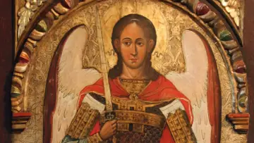 Ikona przedstawia św. Michała w zbroi i czerwonym płaszczu, trzymającego miecz. Jego skrzydła są białe, a tło złote.