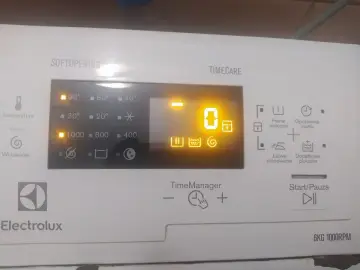 Panel sterowania pralki Electrolux z podświetlonymi symbolami: 90°, 1000 obr./min, 0, pranie wstępne, opóźnienie startu, łatwe prasowanie, dodatkowe płukanie.