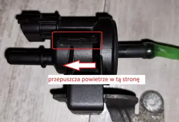 Zawór podciśnienia BMW, oznaczony czerwonym prostokątem, przepuszcza powietrze w jedną stronę. Może to być przyczyną błędów DTC.