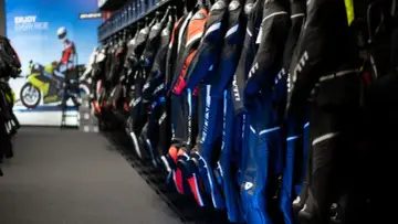 Kombinezon motocyklowy: Jedno- czy dwuczęściowy? Wybierz idealny!