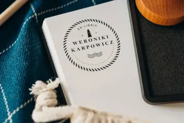 Odbitka z pieczęcią ekslibris Weroniki Karpowicz z motywem latarni morskiej i fal.