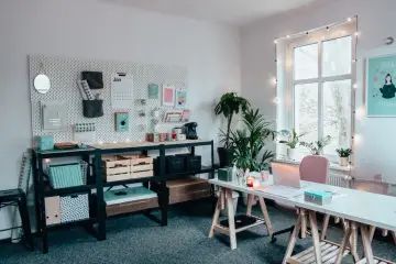 Inspiracje Pinterest: jak urządzić domowe biuro w małym mieszkaniu. Jasne biurko, regał z organizerami, tablica pegboard i rośliny tworzą funkcjonalną przestrzeń.