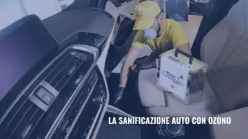 Un operatore effettua la sanificazione auto con ozono, utilizzando un macchinario per un ambiente interno igienizzato e sicuro.