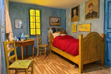 La chambre de Van Gogh, recréée d'après ses célèbres tableaux. Un lit rouge vif, des chaises jaunes et des œuvres d'art aux murs.