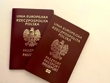 Dwa polskie paszporty. Czy do Edynburga potrzebny jest paszport? Jako obywatel UE, podróżując do Szkocji, nie potrzebujesz paszportu.
