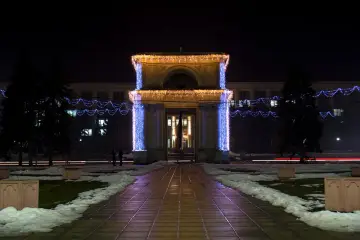 Łuk Triumfalny w Kiszyniowie, stolicy Mołdawii, ozdobiony świątecznymi światłami.