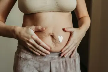Brzuch po ciąży z sercem z kremu. Warto pamiętać o kontrolach, jakie badania po ciąży są ważne dla zdrowia.