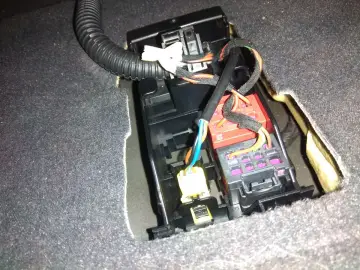Moduł bluetooth Audi A4 B8 znajduje się pod siedzeniem, w widocznej wiązce przewodów i złączach.
