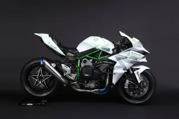 Biały Kawasaki Ninja H2R z zielonymi akcentami, gotowy do pokazania, ile koni kryje jego silnik.
