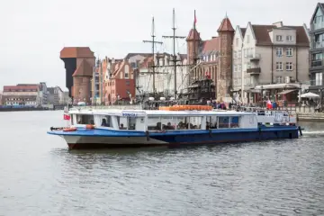 Rejs po Motławie statkiem "Sonica I" to świetny sposób na zwiedzanie Gdańska. W tle zabytkowe kamienice i Żuraw.