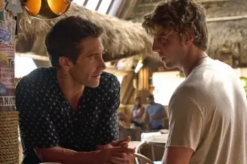 Jake Gyllenhaal i Austin Butler w scenie z filmu "Road House". Obsada filmu w klimatycznym wnętrzu.