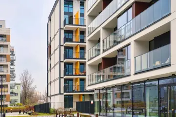 Nowoczesne bloki mieszkalne. Przy odbiorze technicznym mieszkania na co zwrócić uwagę? Detale elewacji, balkony, okna.