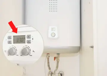 Zbliżenie na panel sterowania bojlerem elektrycznym z widoczną temperaturą 37°C.