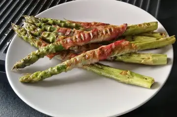 Zielone szparagi owinięte w boczek, gotowe do podania. Pyszne szparagi w boczku na grilla.