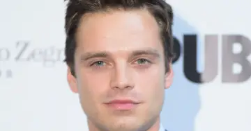 Sebastian Stan, znany z wielu filmów i seriali, na zbliżeniu twarzy.