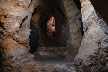 Antigua escalera de piedra que desciende hacia la oscuridad, parte de un misterioso embalse en Guadalajara.