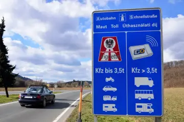 Znak drogowy w Austrii informuje o opłatach za autostrady i drogi szybkiego ruchu. Winieta to forma płatności, a jej cena zależy od typu pojazdu, co jest kluczowe dla podróżujących, którzy chcą uniknąć mandatów.