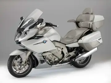 Srebrny motocykl BMW K1600 GTL z wygodnym siedzeniem i kuframi, gotowy na długie podróże.