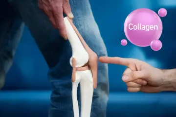Model kolana i dłonie wskazujące na niego. W tle różowa bańka z napisem "Collagen" - wsparcie dla kolan.