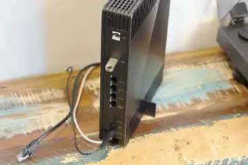 Czarny router funbox 6 z podłączonym pendrivem i kablami Ethernet.