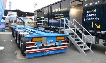 Niebieska rama pod kontener, ciężarówka z drzwiami bocznymi K-FORCE i schodkami. Nowoczesny transport intermodalny.