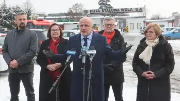 Przemówienie przed Hutą Stalowa Wola S.A. z udziałem polityków i dziennikarzy.