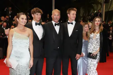 Kevin Costner z rodziną na czerwonym dywanie. Aktor z dumą prezentuje swoich synów, którzy towarzyszą mu w tym ważnym wydarzeniu.