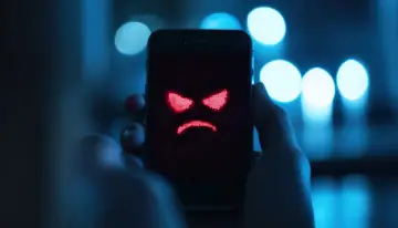 Zły emotikon na ekranie telefonu. Szukasz, jak wyłączyć kontrolę rodzicielską w tablecie, by odzyskać swobodę?