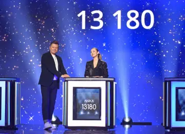 Na scenie programu "Jaka to melodia?" prowadzący i uczestniczka Anika z wynikiem 13180 punktów.