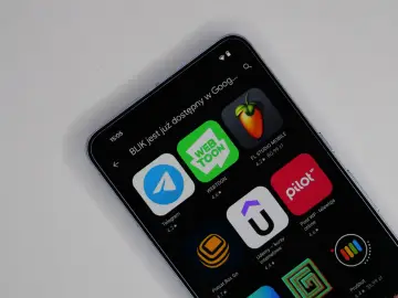 Telefon wyświetla aplikacje z Google Play, w tym Telegram, Webtoon i FL Studio Mobile. Możliwe, że szukasz doładowania Google Play, aby kupić aplikacje lub gry.