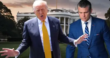 Donald Trump, były prezydent Stanów Zjednoczonych, gestykuluje przed Białym Domem. Obok niego stoi mężczyzna w niebieskiej marynarce.