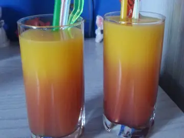 Dwa drinki z soplicy malinowej, warstwowe, z kolorowymi słomkami. Idealne na letnie popołudnie.
