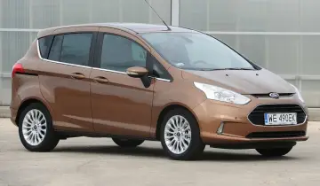 Brązowy Ford B-Max z polskimi tablicami WE 490EK zaparkowany na zewnątrz.