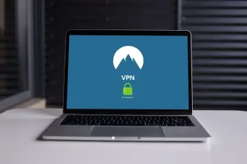 Laptop z ekranem pokazującym logo VPN i zieloną kłódkę. To jest odpowiedź na pytanie: openvpn co to.