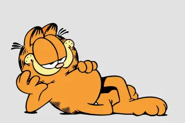 Pomarańczowy kot Garfield wyluzowany na szarym tle, z łapą pod brodą, jakby zastanawiał się nad kolejnym posiłkiem.