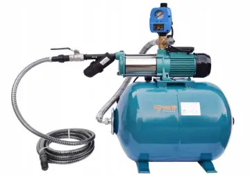 Pompa hydroforowa z manometrem i wężem. Ustawienie odpowiedniego ciśnienia w hydroforze 300l jest kluczowe dla jej pracy.